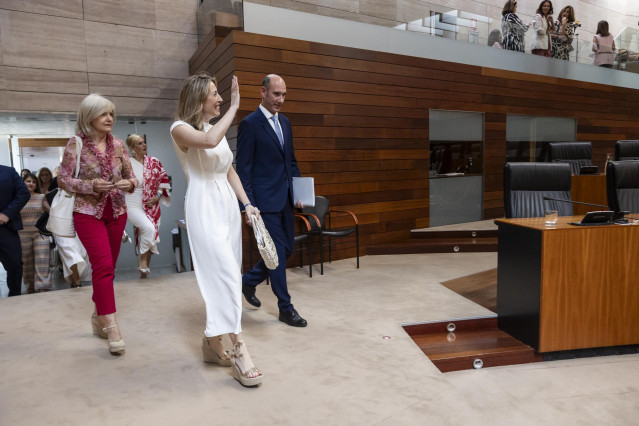 La presidenta de la Junta de Extremadura, María Guardiola, llega al Debate sobre el Estado de la Región