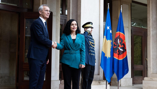 Archivo - La presidenta de Kosovo, Vjosa Osmani, recibe al secretario general de la OTAN, Jens Stoltenberg