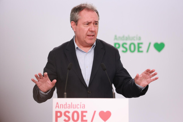 El secretario general del PSOE en Andalucía, Juan Espadas, atiende a los medios en la sede regional del PSOE-A en una imagen de archivo