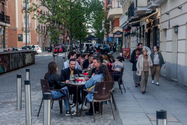 Archivo - Varias personas en la terraza de un bar
