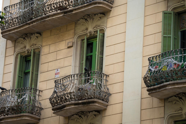 Archivo - Fachada de un edificio, a 25 de abril de 2023, en Barcelona, Catalunya (España).