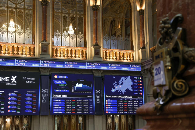 Archivo - Varios paneles del Ibex 35, en el Palacio de la Bolsa, a 20 de junio de 2023, en Madrid (España). El Ibex 35 ha iniciado la sesión de este martes con un retroceso del 0,12%, por lo que el selectivo madrileño se ha situado en los 9.420,7 puntos,