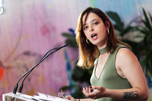 La secretaria de Comunicación de Sumar, Elizabeth Duval, durante una rueda de prensa, en el Espacio Rastro, a 24 de junio de 2024, en Madrid (España).