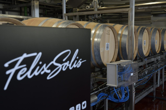 Archivo - Barriles de vino en el interior de las bodegas Félix Solís,  a 20 de abril de 2023, en Toledo, Castilla-La Mancha (España).