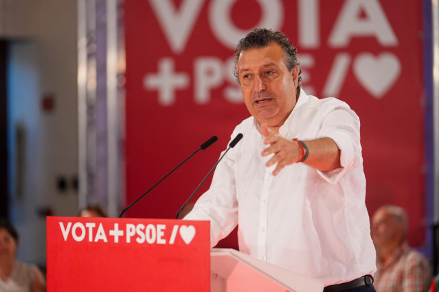 El secretario general del PSOE de Sevilla, Javier Fernández, interviene en un acto electoral.
