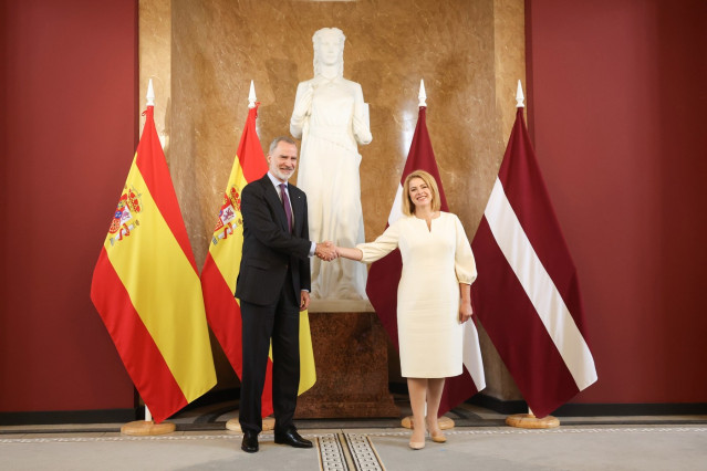 El Rey Felipe VI junto a la primera ministra de la República de Letonia, Evika Silina