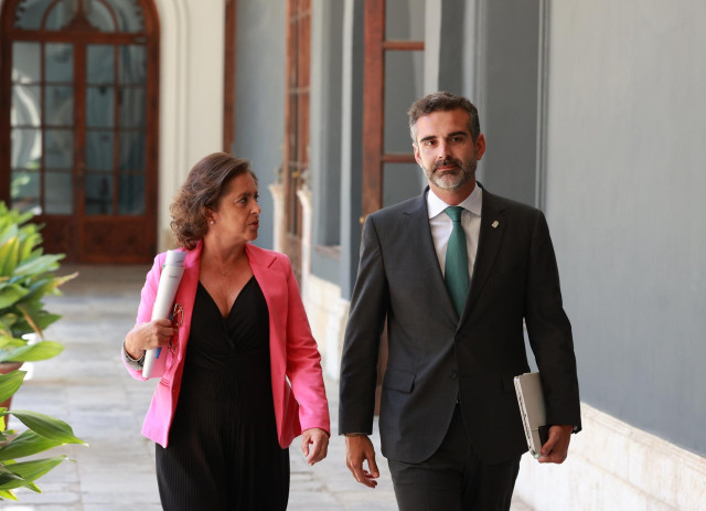 El consejero de Sostenibilidad, Medio Ambiente y Economía Azul y portavoz del gobierno andaluz, Ramón Fernández-Pacheco, y la consejera de Salud y Consumo, Catalina García, a su llegada a la rueda de prensa. A 25 de junio de 2024, en Sevilla.