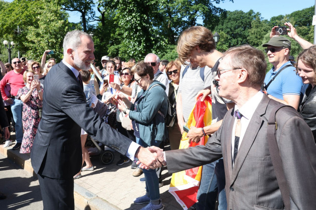 El Rey Felipe VI  saluda a los ciudadanos presentes en la plaza del Monumento a la Libertad, a 25 de junio de 2024, en Riga (Letonia).