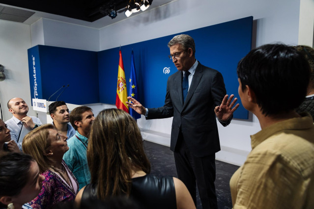 El presidente del Partido Popular, Alberto Núñez Feijóo, conversa con algunos periodistas, en la sede del PP, a 25 de junio de 2024, en Madrid (España). El PP y PSOE han alcanzado un acuerdo, en presencia de la vicepresidenta de la Comisión Europea Vera J