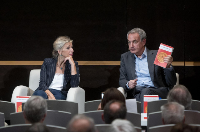 La vicepresidenta segunda y ministra de Trabajo y Economía Social, Yolanda Díaz, y el expresidente del Gobierno José Luis Rodríguez Zapatero durante la presentación del libro 'La desigualdad en España', de Berna León, Javier Carbonell y Javier Soria, en C