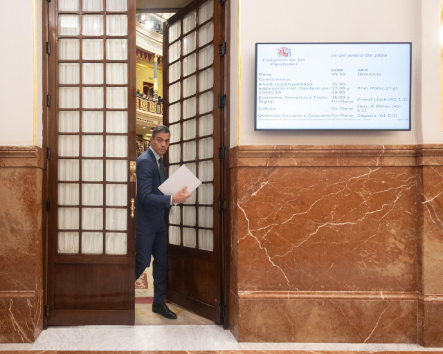 El presidente del Gobierno, Pedro Sánchez, a su salida de una sesión de control al Gobierno, en el Congreso de los Diputados, a 26 de junio de 2024, en Madrid (España).