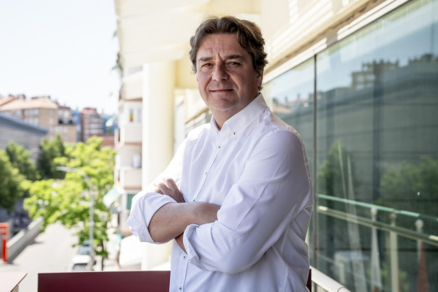 El alcalde de Fuenlabrada, Javier Ayala, en el balcón del Ayuntamiento de la localidad