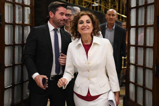 La vicepresidenta primera y ministra de Hacienda, María Jesús Montero, a su salida de una sesión plenaria, en el Congreso de los Diputados, a 25 de junio de 2024, en Madrid (España).