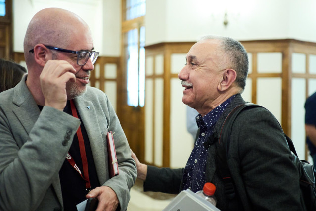 Los secretarios generales de CCOO y UGT, Unai Sordo (i) y Pepe Álvarez (d).