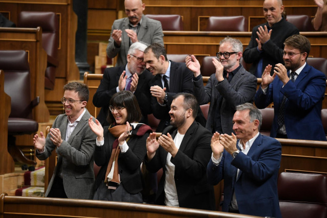 Archivo - Los diputados de Sumar aplauden durante una sesión plenaria en el Congreso de los Diputados, a 23 de abril de 2024, en Madrid (España).