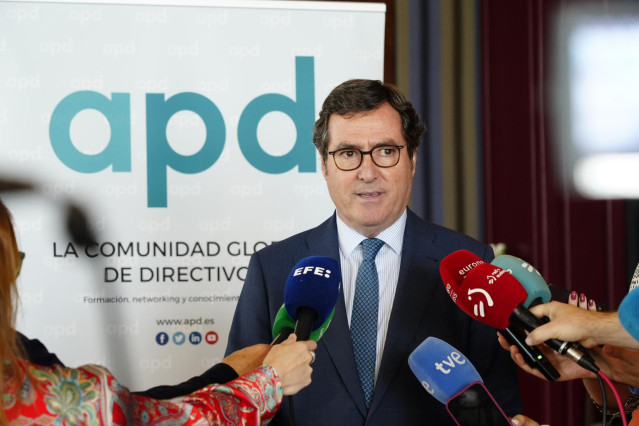 El presidente de la CEOE, Antonio Garamendi, ofrece declaraciones a los medios a su llegada a un encuentro de APD, en el Real Club Marítimo de Getxo, a 26 de junio de 2024, en Getxo, Vizcaya, País Vasco (España).