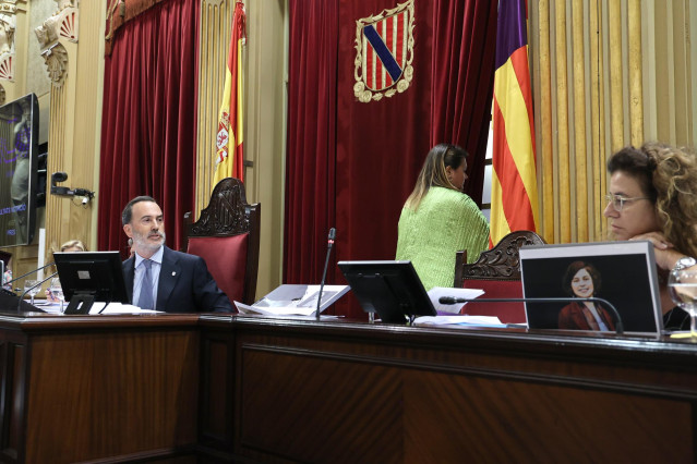 El presidente del Parlament, Gabriel Le Senne, y la vicepresidenta segunda de la Mesa, Mercedes Garrido, durante una sesión plenaria, en el Parlament balear, a 18 de junio de 2024, en Palma de Mallorca, Mallorca, Baleares (España).