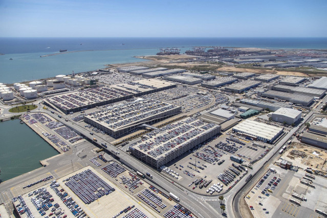 Archivo - Terminales de vehículos en el Puerto de Barcelona
