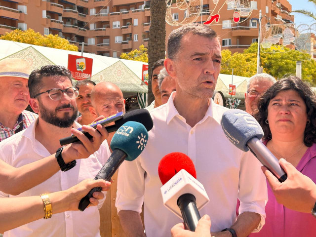 El coordinador federal de Izquierda Unida, Antonio Maíllo, atiende a los medios en una foto de archivo.