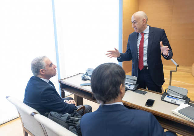 Archivo - El vicesecretario del PP, Elías Bendodo (i) y el diputado del PSOE, Alejandro Soler (d), conversan durante la Comisión de Investigación sobre los contratos públicos realizados durante la pandemia de covid-19, en el Congreso de los Diputados, a 3