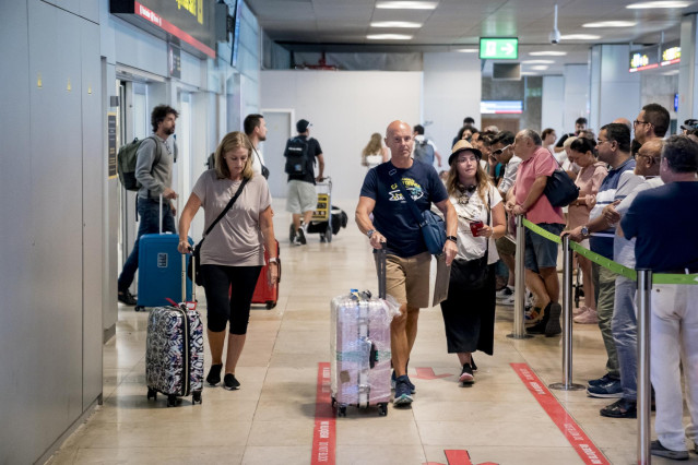 Archivo - Llegada de pasajeros a la terminal 1 del aeropuerto Adolfo Suárez Madrid-Barajas