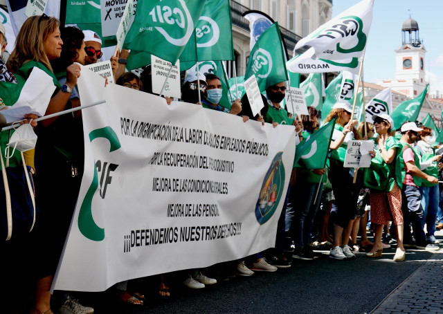 Archivo - Varias personas con pancartas durante una concentración de CSIF