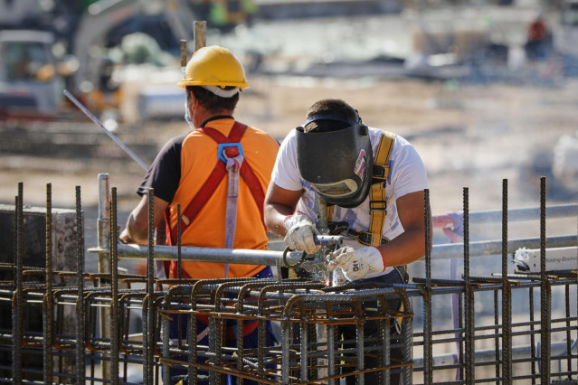 Archivo - Las pymes españolas crean seis de cada diez puestos de trabajo, según Funcas.