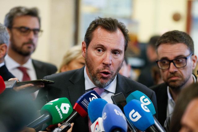 El ministro de Transportes y Movilidad Sostenible, Óscar Puente, ofrece declaraciones a los medios durante su visita a la estación intermodal de Lugo, a 14 de junio de 2024, en Lugo, Galicia (España).