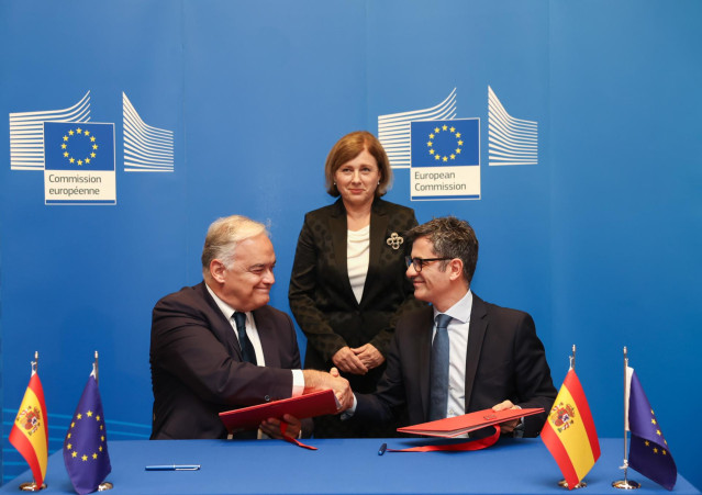 El vicesecretario de Institucional del PP, Esteban González Pons; la vicepresidenta de la Comisión Europea, Vera Jourová, y el ministro de Presidencia, Justicia y Relaciones con las Cortes, Félix Bolaños, en la firma del acuerdo para renovar el CGPJ.