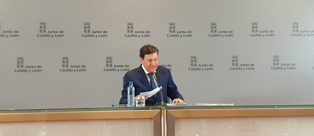 El consejero de Economía y Hacienda y portavoz de la Junta, Carlos Fernández Carriedo, en rueda de prensa tras el Consejo de Gobierno