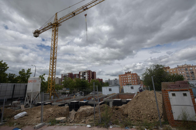 Archivo - Vista general de la obra de una vivienda, a 26 de abril de 2024, en Madrid (España).