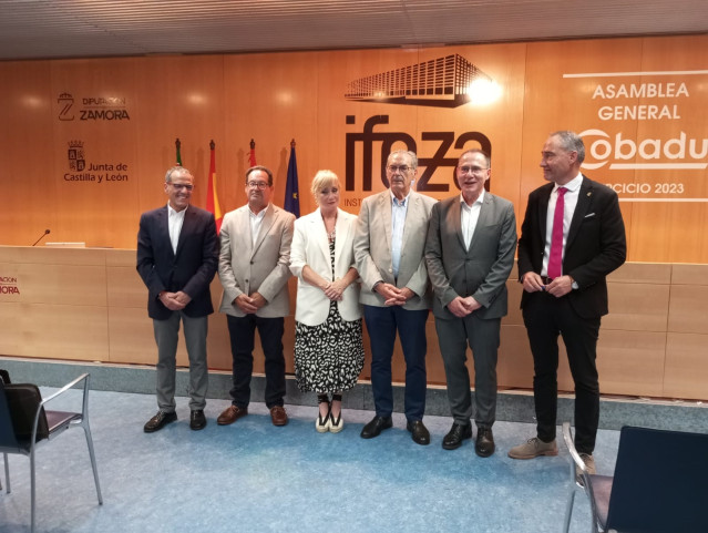 Los responsables de Cobadu, junto a las autoridades, antes de la asamblea