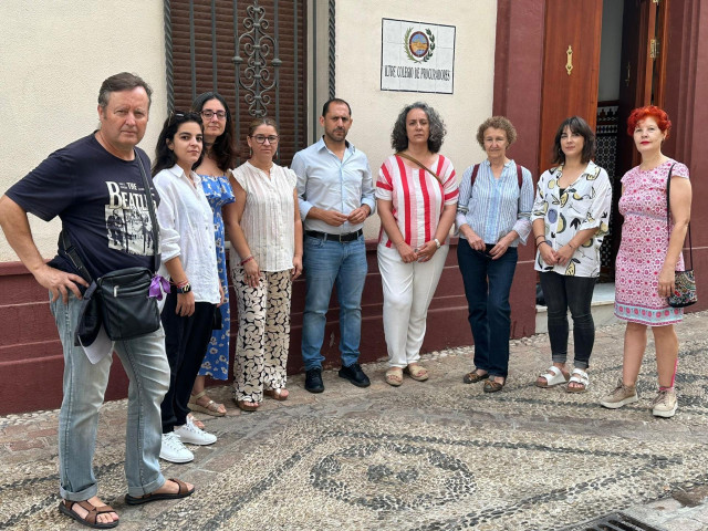 Rosa María Rodríguez (4ª dcha.), junto a otros cargos públicos y orgánicos de IU, ante la sede del Colegio de Procuradores de Córdoba.