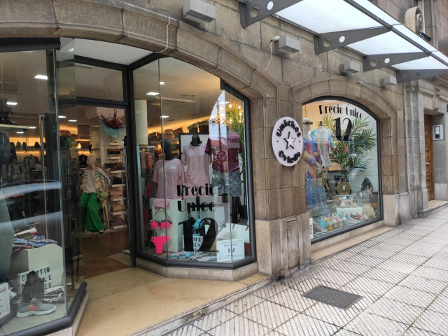Archivo - Pequeño comercio minorista en Oviedo,