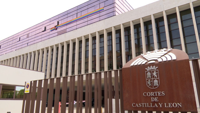 Bandera LGTBI+ en el despacho del PSOE de las Cortes