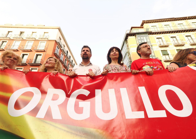 La ministra de Igualdad, Ana Redondo (2d), durante la marcha con motivo del Día del Orgullo LGTBI+, en la plaza Fuente Dorada, a 27 de junio de 2024, en Valladolid, Castilla y León (España).