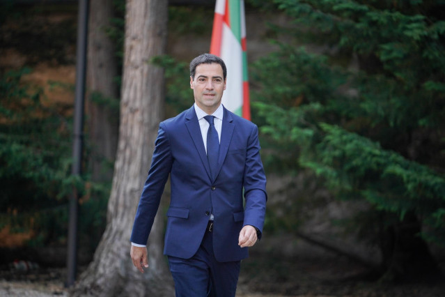 El lehendakari, Imanol Pradales, a su llegada a la toma de posesión de los consejeros del nuevo Gobierno Vasco, en Ajuria Enea, a 25 de junio de 2024, en Vitoria, Álava