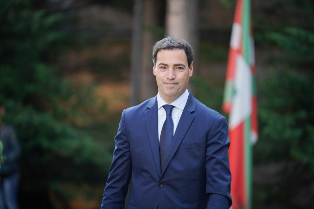 El lehendakari, Imanol Pradales, a su llegada a la toma de posesión de los consejeros del nuevo Gobierno Vasco, en Ajuria Enea, a 25 de junio de 2024, en Vitoria, Álava
