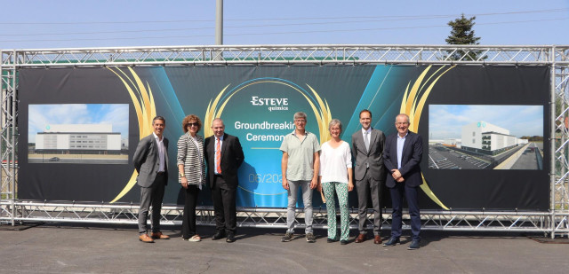 El Presidente de Esteve, Albert Esteve, y el Director General de Esteve Química, Pere Mañé, junto a los responsables del proyecto de la compañía en Celrà.