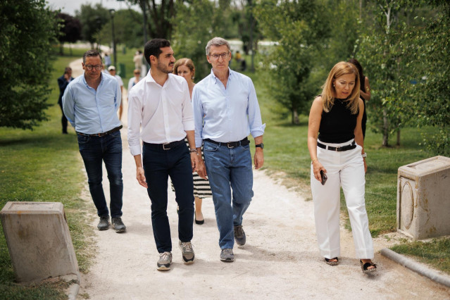 (I-D) El secretario general del PP de Madrid, Alfonso Serrano; el alcalde de Torrejón de Ardoz, Alejandro Navarro Prieto; el presidente del PP, Alberto Núñez Feijóo y la secretaría de Política Provincial e Insular del PP, Ana Alós, llegan al campamento ur