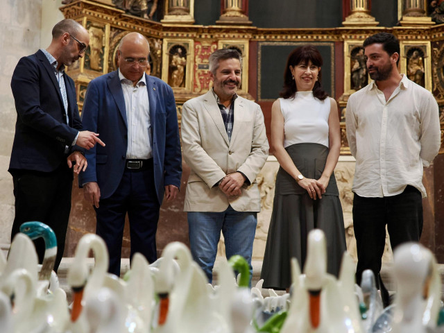 Valladolid 28/6/2024. Valladolid, la ministra de Igualdad, Ana Redondo, visita la exposición 'El lago de los cisnes' de Cristóbal Tabares.  En el Museo Nacional de Escultura
