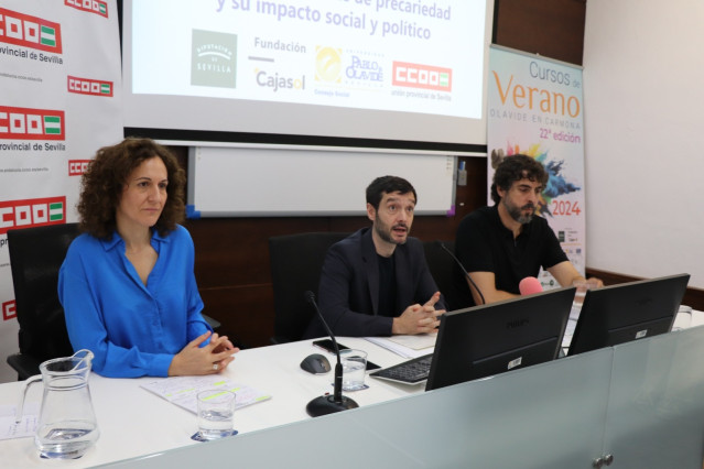 De izquierda a derecha, la Secretaria General de  (CCOO) en Andalucía, Nuria López, el Ministros de Derechos Sociales, Pablo Bustinduy, y el Secretario General de CCOO en Sevilla, Carlos Aristu, en los cursos de verano de la UPO en Carmona.