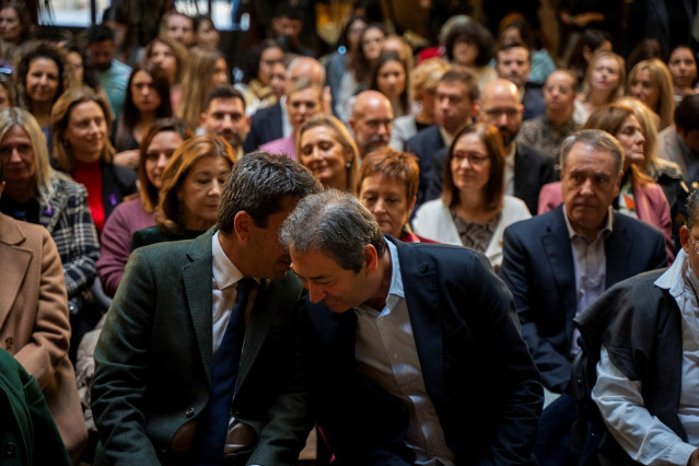 Archivo - El president de la Generalitat, Carlos Mazón (i), y el vicepresidente primero y conseller de Cultura y Deporte, Vicente Barrera (d)