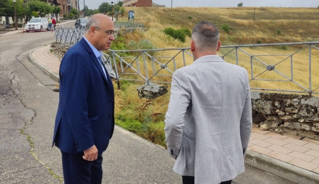 El subdelegado del Gobierno en Valladolid, Jacinto Canales, y el alcalde de Portillo, Juan Antonio Esteban, compruban los daños causados por las intensas lluvias de las últimas horas
