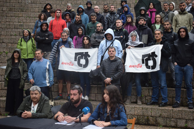 Familiares y amigos de presos de ETA  en una rueda de prensa en Vitoria