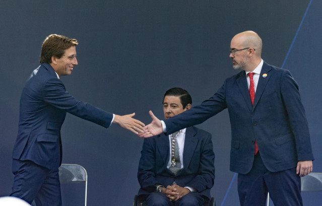 El alcalde de Madrid, José Luis Martínez-Almeida (i), saluda al delegado del Gobierno en la Comunidad de Madrid, Francisco Martín (d), en presencia del presidente del Pleno de Cibeles, Borja Fanjul, durante el acto de conmemoración de la festividad de San