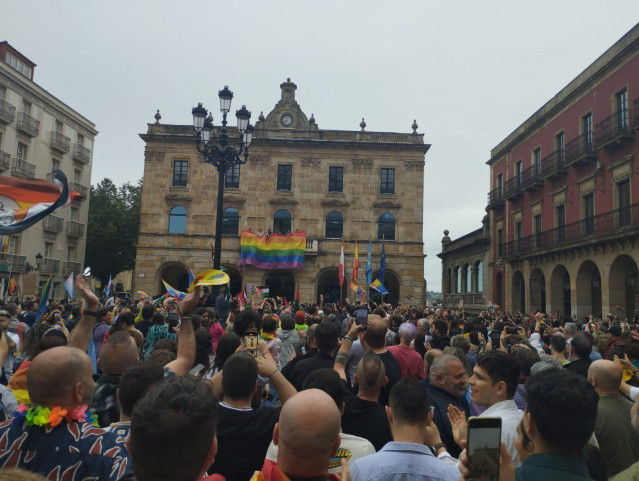 Plaza del Ayuntamiento de Gijón al término de la manifestación por la diversidad y los derechos LGTBI