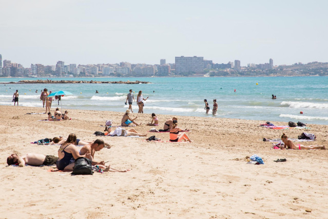 Archivo - Bañistas en la Playa del Postiguet en Alicante, Comunitat Valenciana (España).