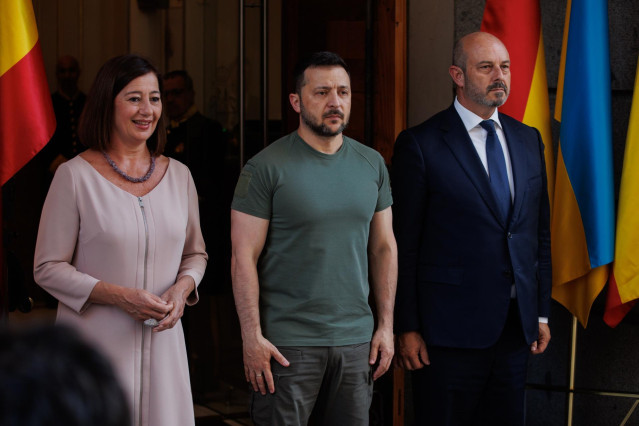 Archivo -  La presidenta del Congreso de los Diputados, Francina Armengol; el presidente de Ucrania, Volodimir Zelenski, y el presidente del Senado, Pedro Rollán, en Congreso de los Diputados, a 27 de mayo de 2024, en Madrid (España).