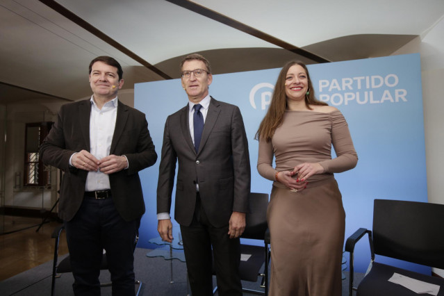 Archivo - (I-D) El presidente del PP de Castilla y León y presidente regional, Alfonso Fernández Mañueco, el presidente del Partido Popular, Alberto Núñez Feijóo, y la diputada del PP en el Congreso, Esther Muñoz, participan durante un coloquio del Partid